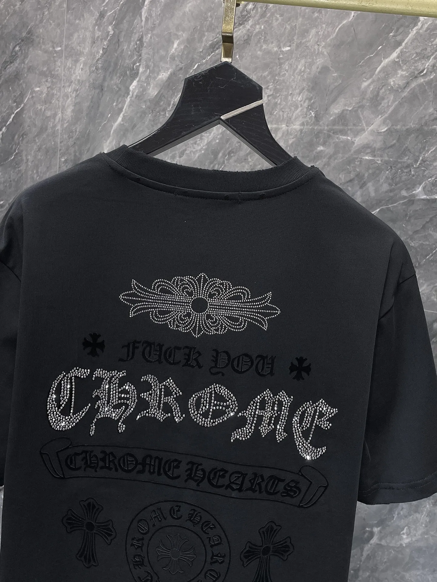 P170 New Chrome Hearts 25ss engraved film hot diamond version High weight environmentally friendly high-quality top fabric 280g Heavy hot diamond horseshoe Sanskrit letter cross short sleeves counter synchronization 1:1 replica version Recommended color: black white code number: S, M, L, X